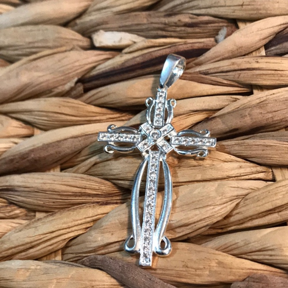 Beautiful 9.25 sterling silver pendant - cross